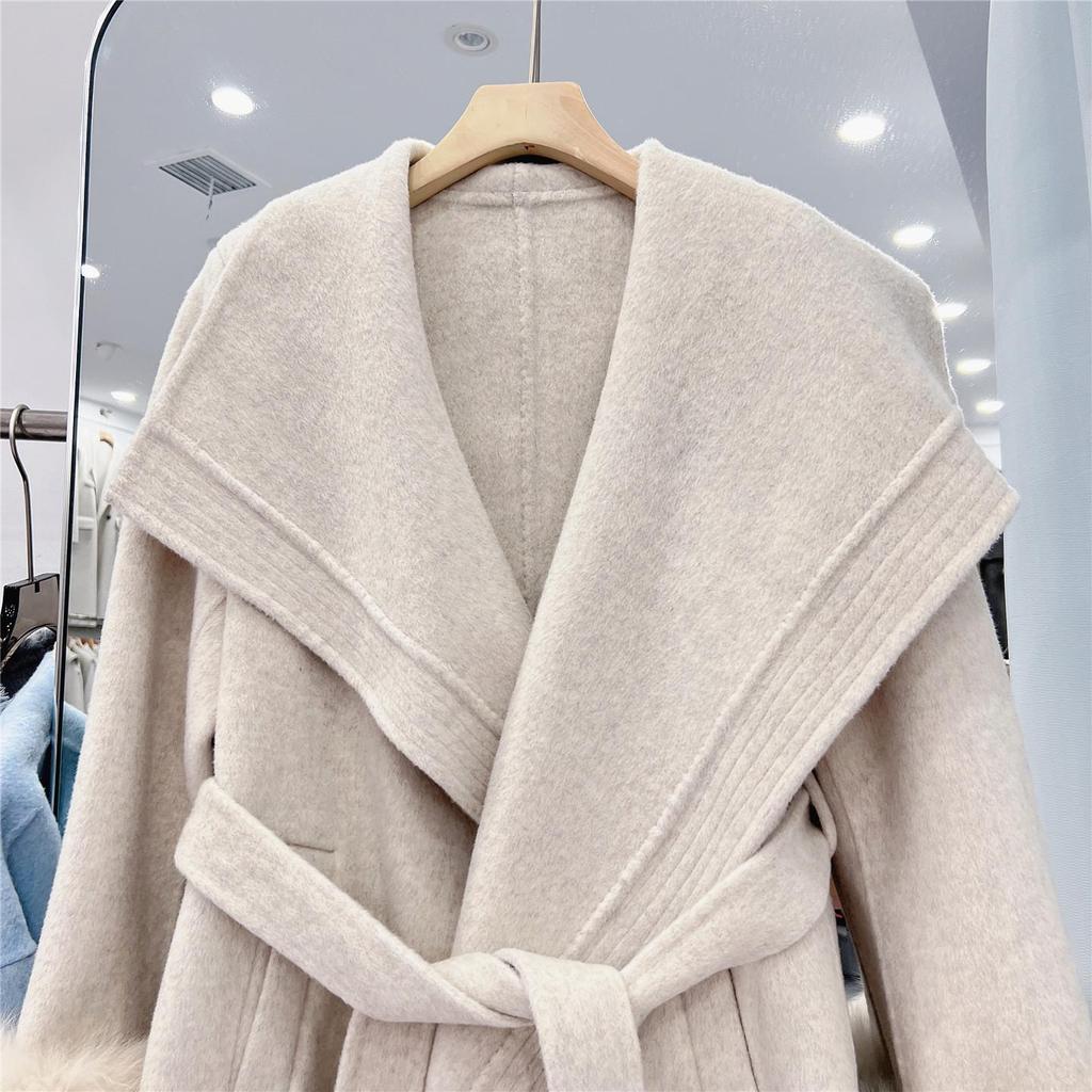 Scarlet 2025 Autumn/Winter Woolen Coat with Fox Fur Cape
