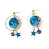 E1382 Asymmetrische Ohrringe im japanischen und koreanischen Stil: Blauer Sternenhimmel, Mond, Planetendesign