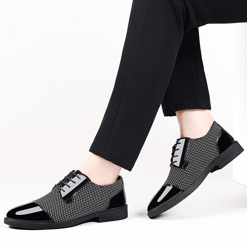 Ein Paar blaue britische Business-Freizeitkleidung Lederschuhe Herrenschuhe Hochzeitsschuhe Einzelne Schuhe Freizeit-Lederschuhe