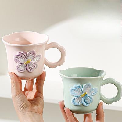 Unterglasurfarbige kleine Blumen Relief Kaffeetasse Verbrühschutz Ins Wind Hoher Wert Keramiktasse Damen Tragbare Frühstückstasse Geschenkbox