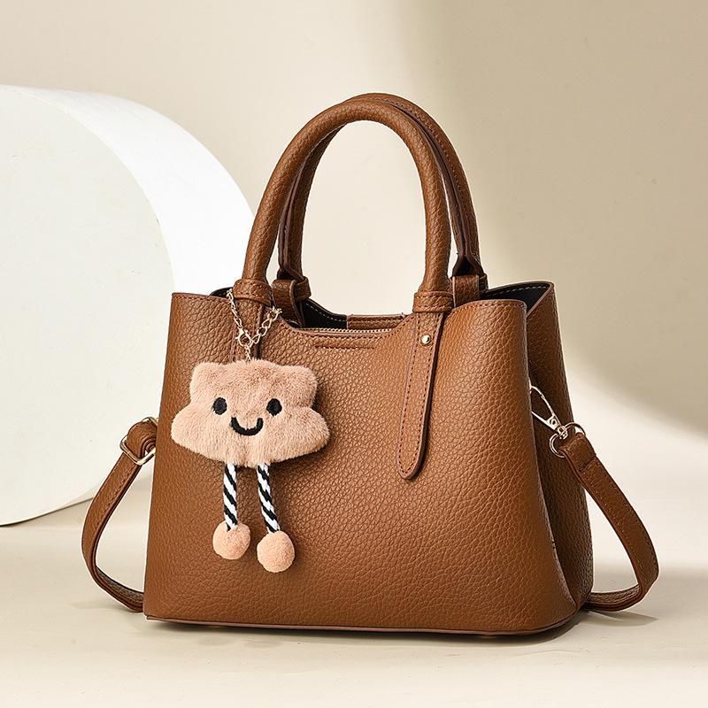 

Женская сумка 2025 новая высококлассная маленькая квадратная сумка большая вместительность плечевая сумка-мессенджер универсальная простая сумочка женская хаки