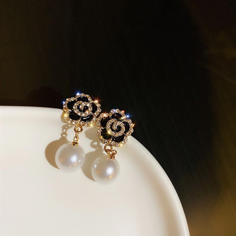 Medieval Silver Needle with Diamonds, Dripping Oil, Flower Pearl Earrings, Temperament, Court Style Stud Earrings, Light Luxury and High-end Earrings.