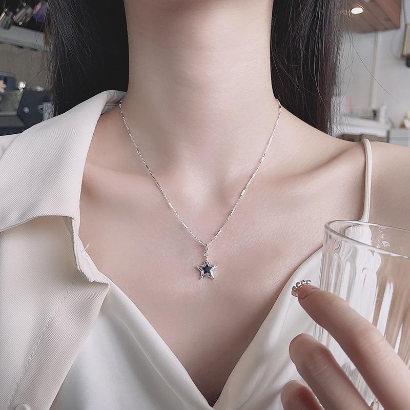

Серебряный комплект с пятиконечной звездой и колье из синего циркона.