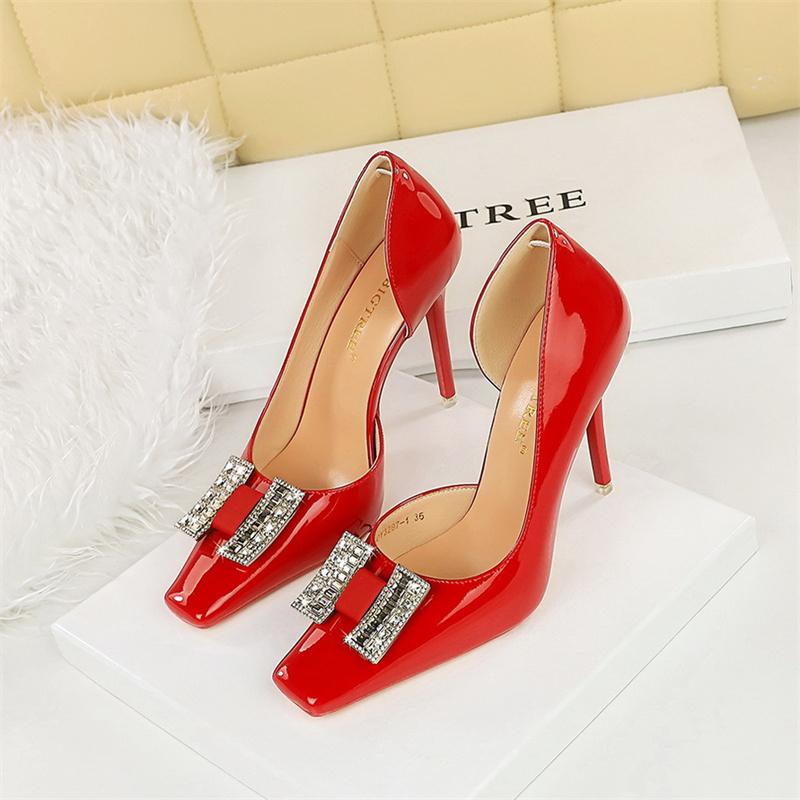 Mode Western-Stil Party Super High Heels Pumps Lackleder Flacher Ausschnitt Quadratische Zehenpartie Metallkristallschnalle Damen Einzelne Schuhe Rot
