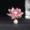 Kvinner Brosje Lotus Flower Form Faux Pearl Dekor Kontrast Farge Realistisk Flower High-End Luxury