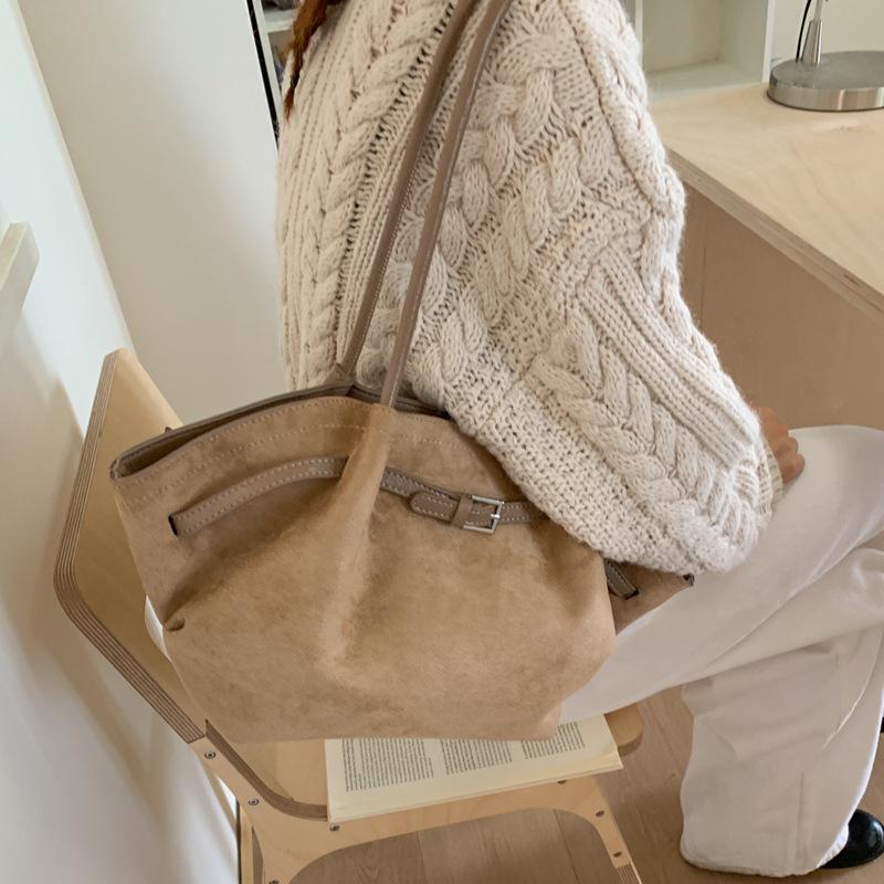Large Capacity Bag Women's Autumn and Winter 2025 New Retro Niche Design Shoulder Underarm Bag Pleated Commuter Tote Bag