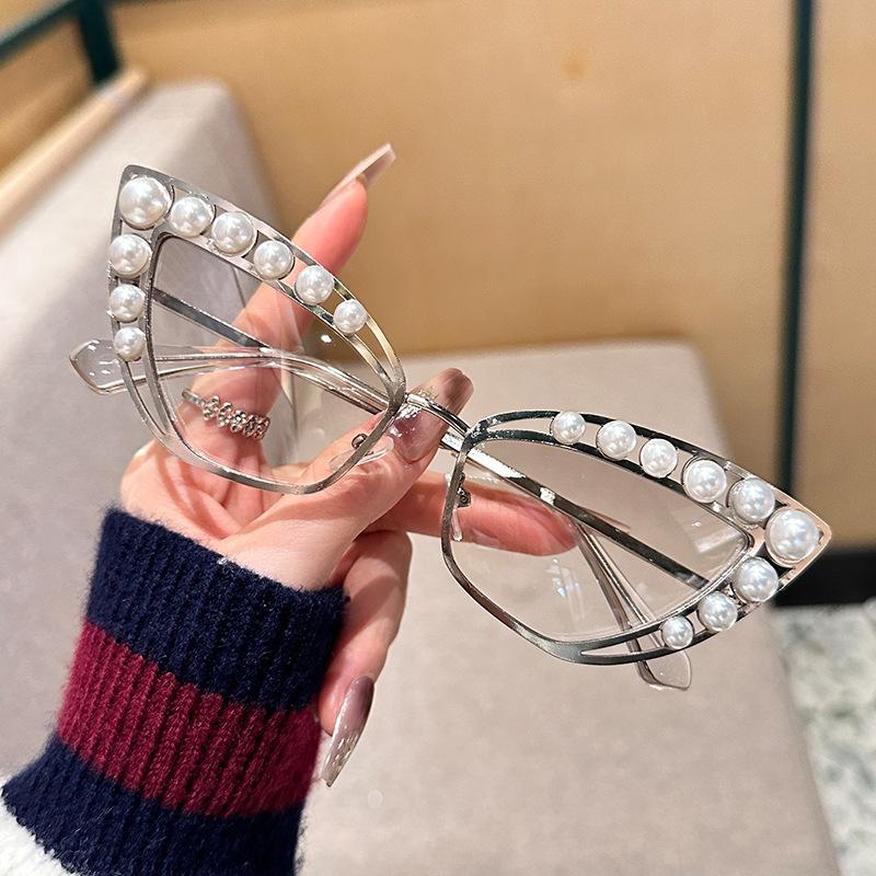 Metalowe okulary przeciwsłoneczne z brązową oprawką Występ taneczny w okularach Modna faktura Ozdobne okulary z dużą perłą