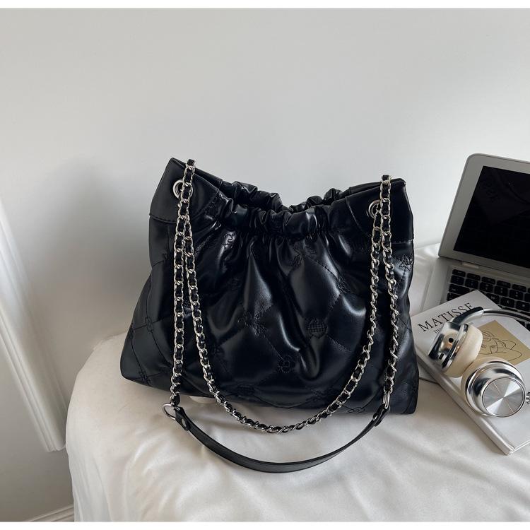 Fashion large-capacity bag women's new Xiaoxiangfeng diamond chain tote bag high-end commuter shoulder messenger bag