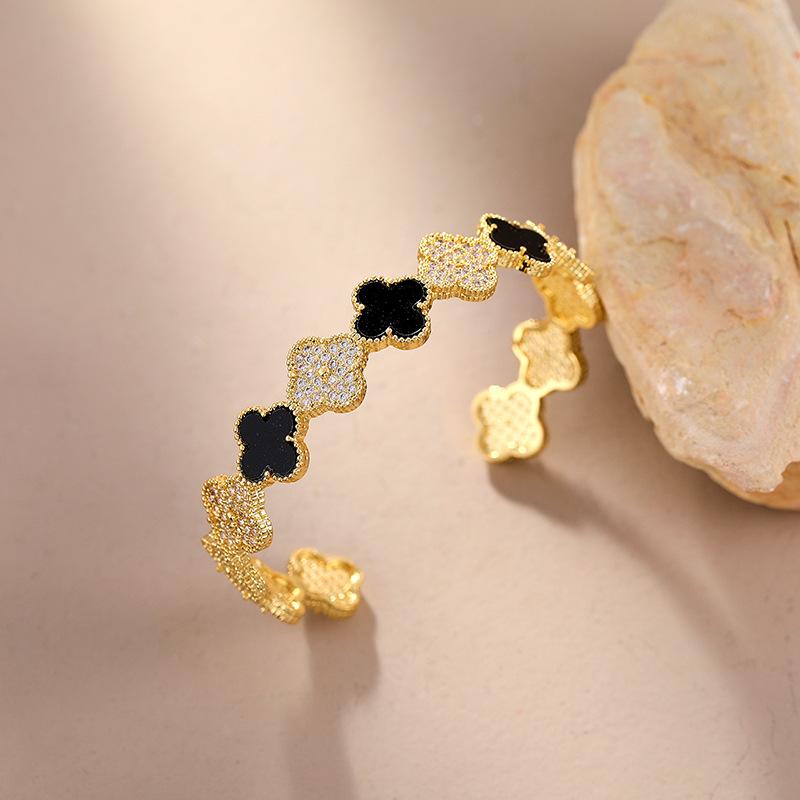 Light luxury ins Stylish bracelet with a luxurious aura, four-leaf clover bracelet, versatile and unique