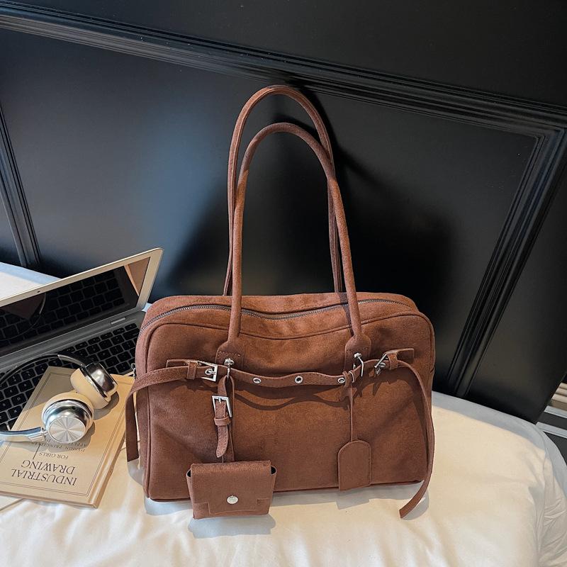 

Средневековая сумка под мышкой женская осень 2025 новая сумка-боулинг в стиле Майяр большого объема на плечо для поездок на работу женская сумка 34*10*22 темно-коричневого