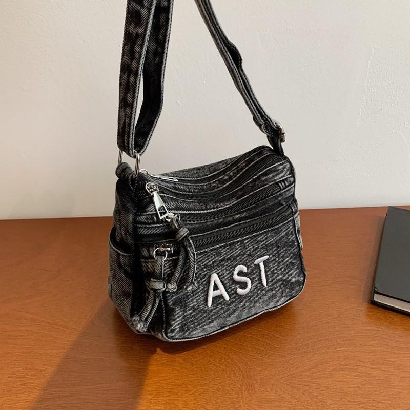Dżinsowa torba z haftowanym napisem, wielokieszeniowa torba crossbody