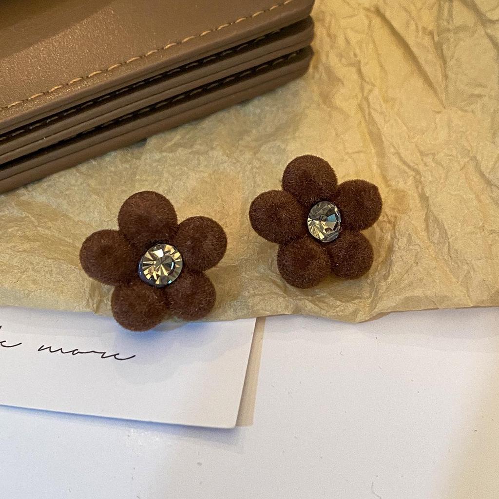 Exquisite Silver Needle Flower Stud Earrings for Women - Delicate, Versatile, Trendy Design