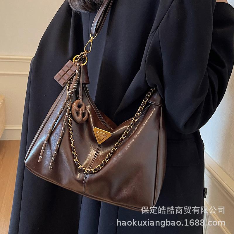 Large capacity bag women's autumn and winter versatile 2025 new simple shoulder messenger bag soft face women's commuter tote bag