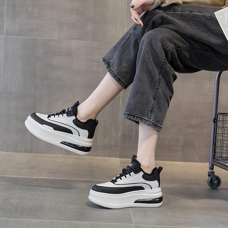 Leather thick sole inner height increase white shoes women's autumn and winter 2025 velvet new versatile sports and leisure board shoes tide
