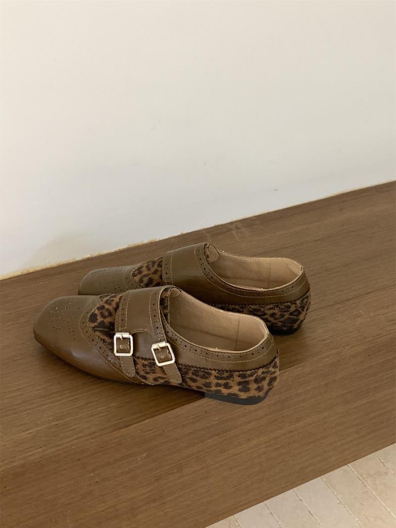 

Французские ретро гравированные туфли в британском стиле, женские, новая коллекция 2025 года, с квадратным носком, с неглубоким вырезом, лоферы на один шаг для ленивых通勤 39 цветной печати леопарда