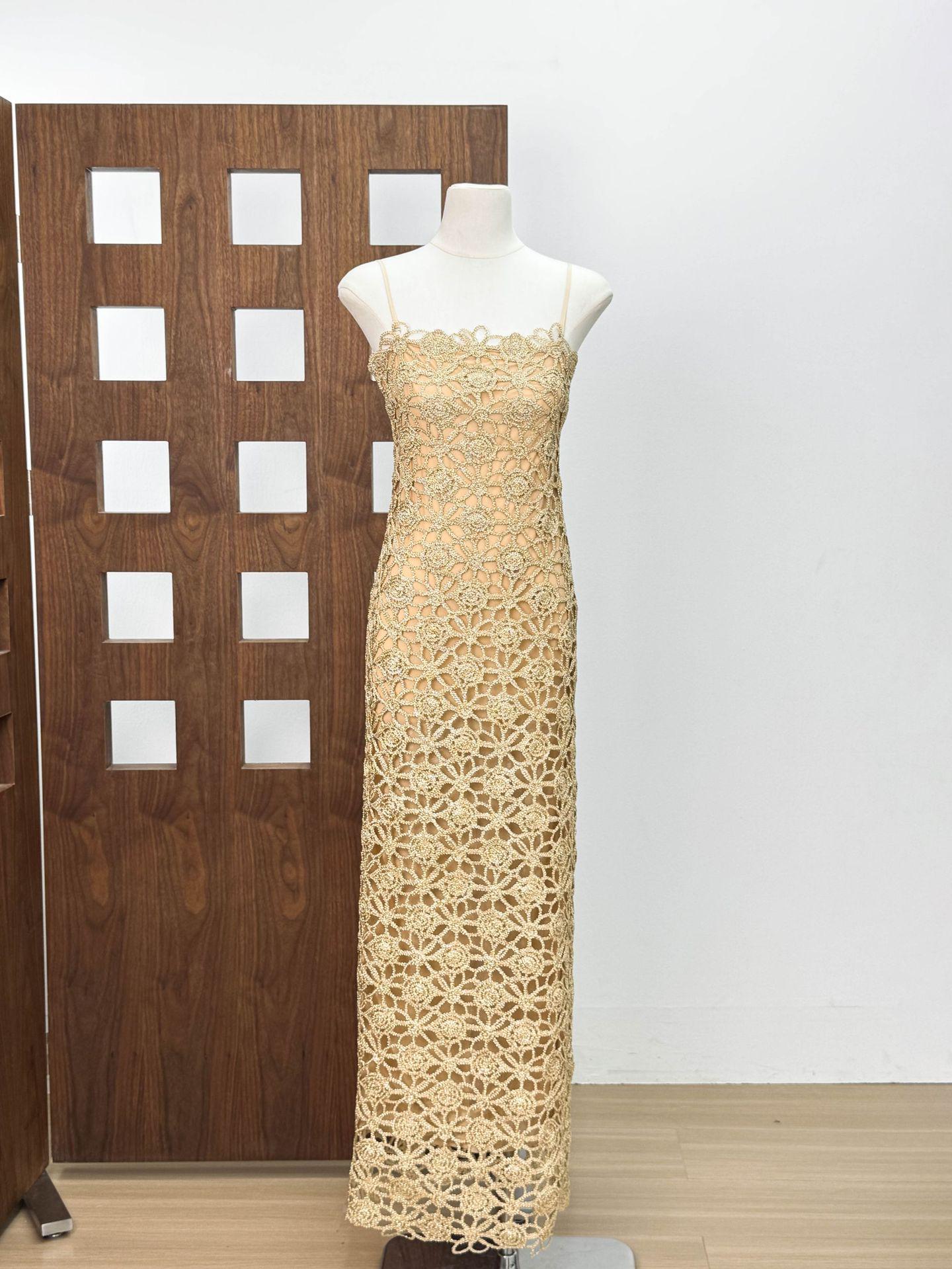 Позолоченное французское ажурное платье-камзол: Приталенное вечернее платье с разрезом Small шампанского/золотой
