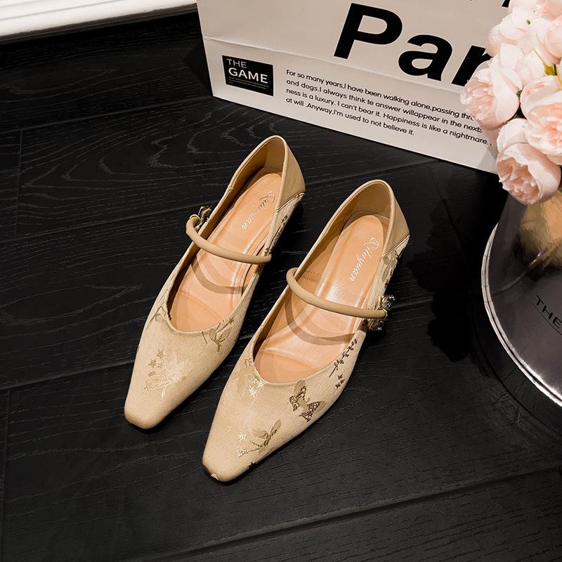 French Mary Jane shoes 2025 new spring and autumn women's shoes with Chinese national style embroidered low heel shallow mouth single shoes