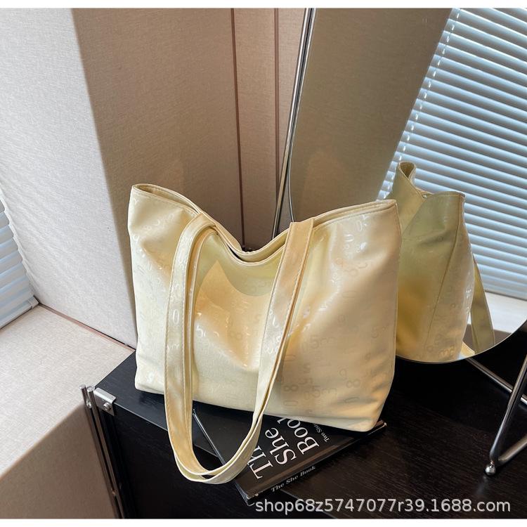 

Simple and versatile bag women s large-capacity 2025 new summer leisure shoulder bag popular commuter tote bag this year жовтий
