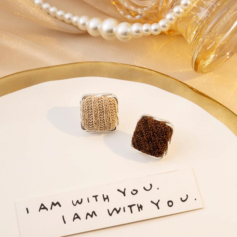 Autumn And Winter Maillard Knitted Wool Square Stud Earrings, Asymmetrical Design, Contrasting Geometric Round Earrings