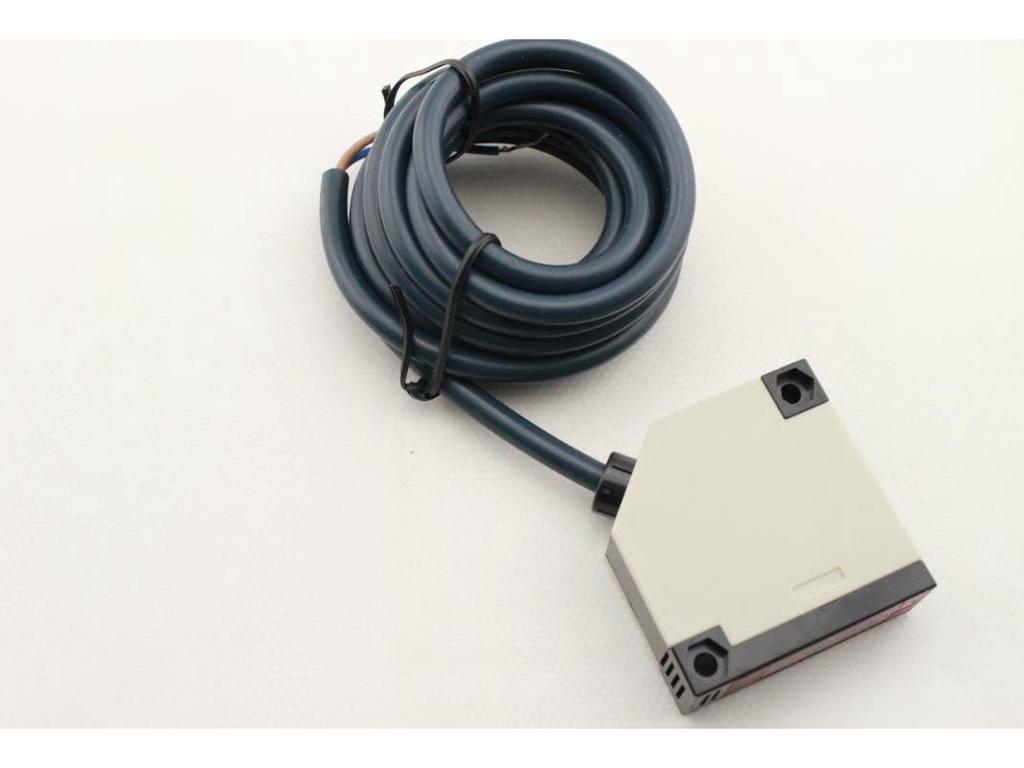 HUGONG Infrared Visible Light Diffuse Reflection Sensor E3JK-DS70M1/2