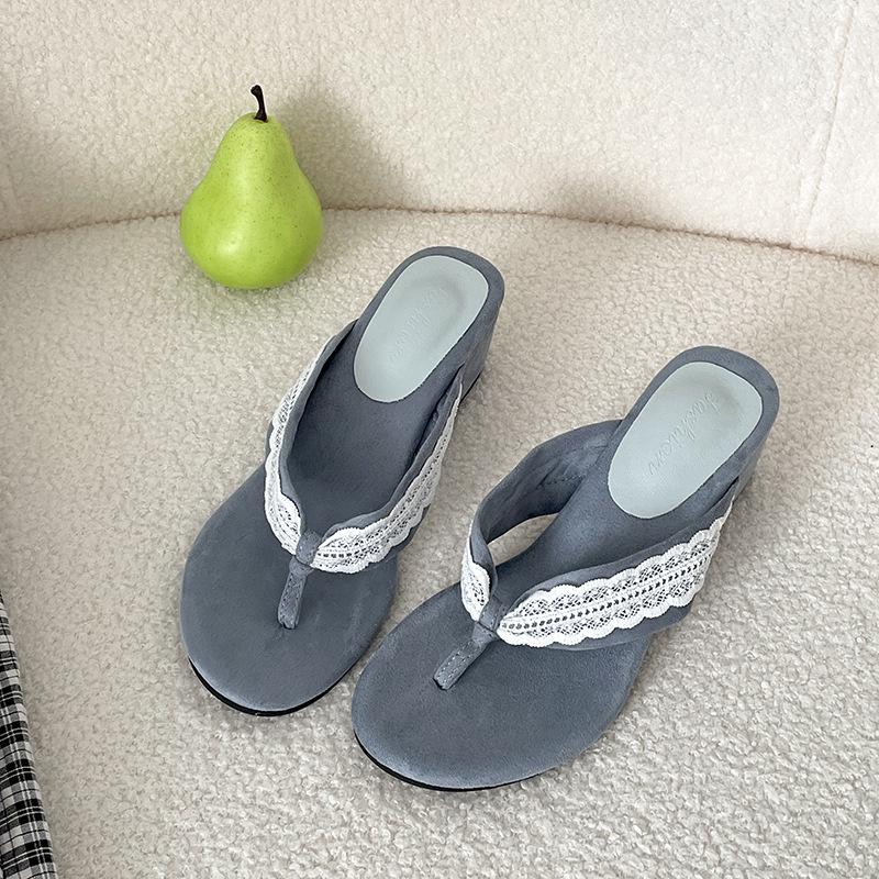 Popular Internet celebrity retro slope heel flip-flops women's summer wear 2025 new with skirt French cool slippers