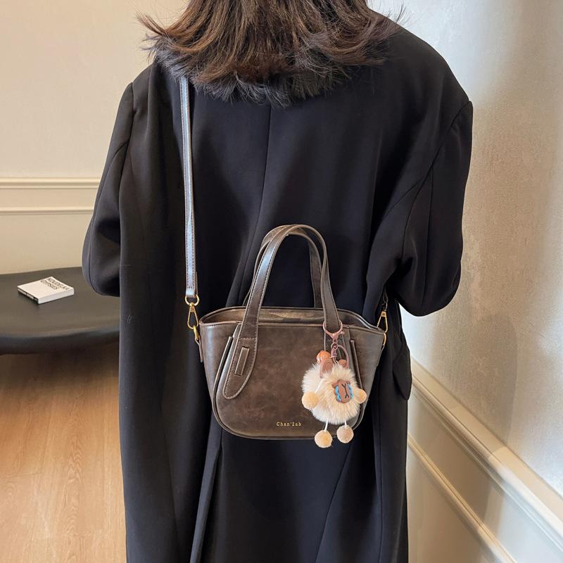 New 2025 Portable Wing Bag Matte Retro Bucket Bag Niche Design Commuter Shoulder Messenger Bag Women
