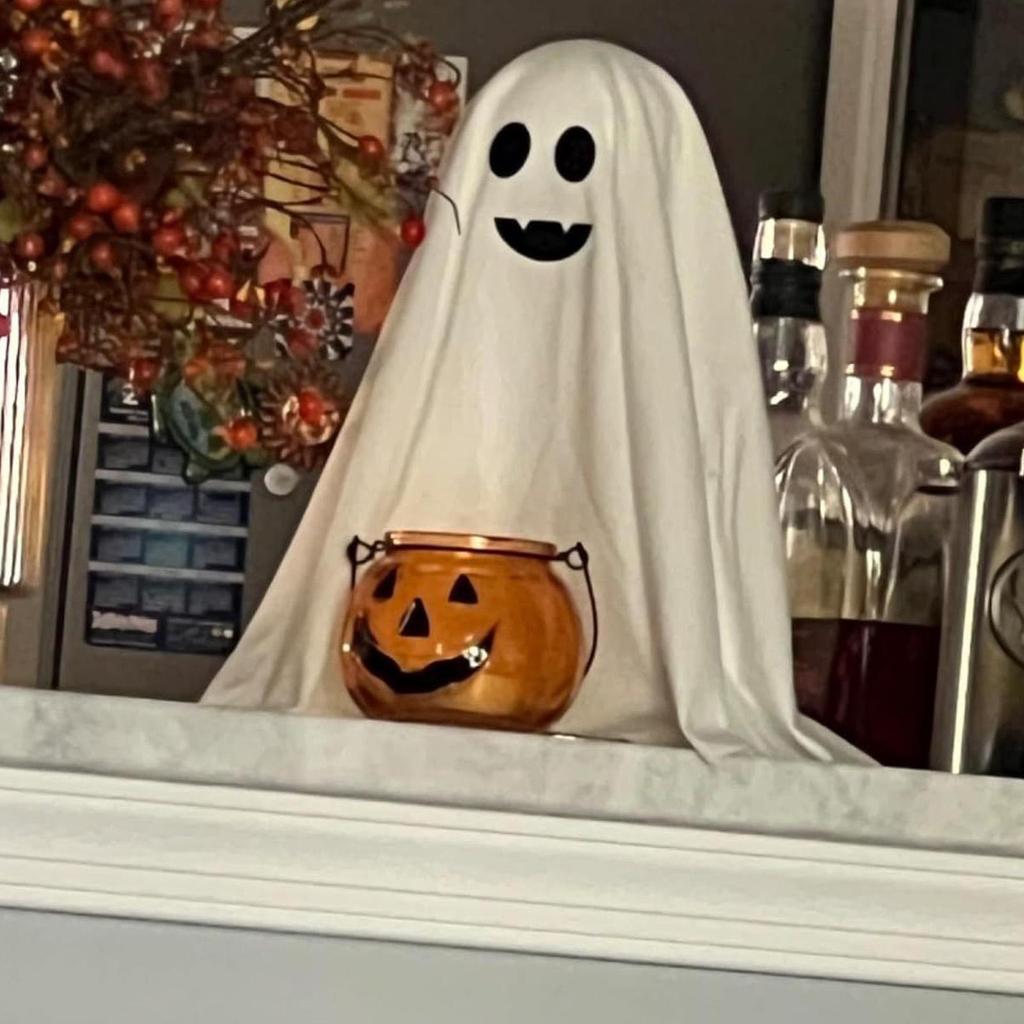 2025 Halloween Spooky Ghost Statue With Light Cute Resin Ghost Ornaments Halloween Tabletop Decoration For Window Yard Porch