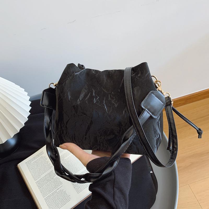 

Зарубежный стиль универсальная мода личность новый дизайн сумка через плечо женская нишевая интернет-знаменитость популярная изысканная легкая роскошь сумка-мессенджер чёрный