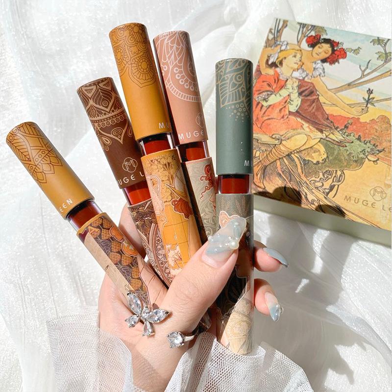 

Air Lip Glaze нежная и не легко выцветает. Набор из 5 блесков для губ. Коробка с набором помад.