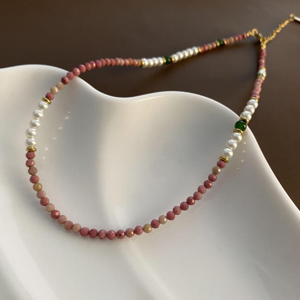 Handgefertigte Perlen-Titanstahl-Schlüsselbein-Kette mit Erdbeerquarz-Anhänger - Leichter Luxus-Stil, Anlaufgeschützt.
