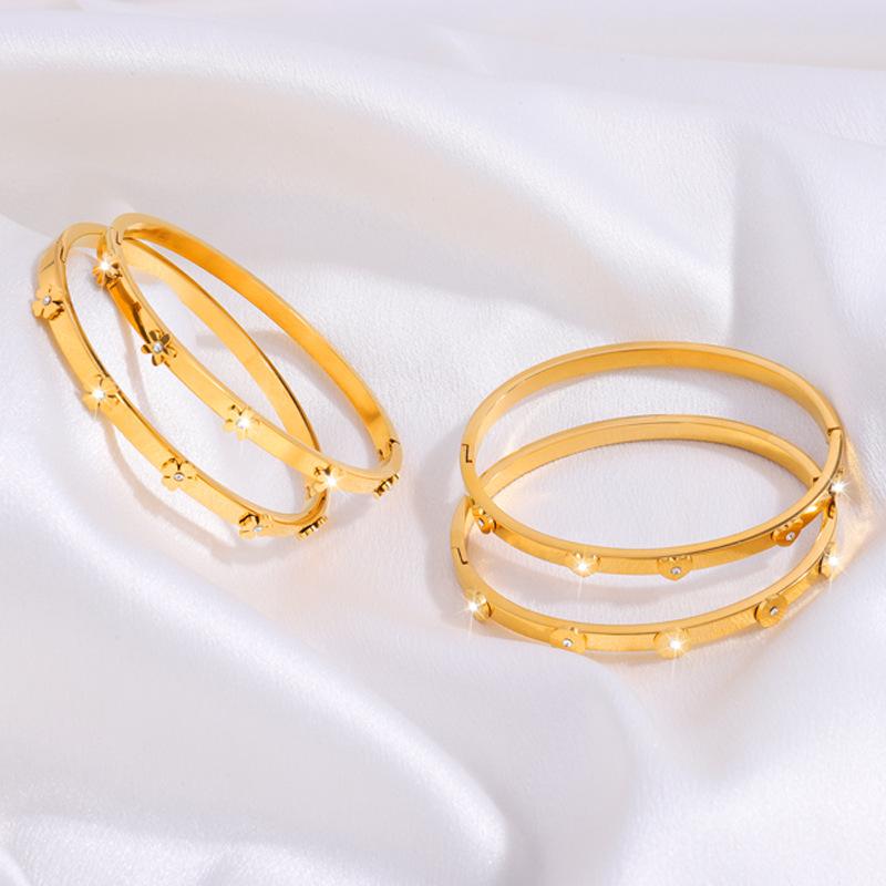 Titanium Steel , Fresh Petal , Girls' Advanced Sense, Light Luxury Does Not Fade, Stainless Steel Love Diamond