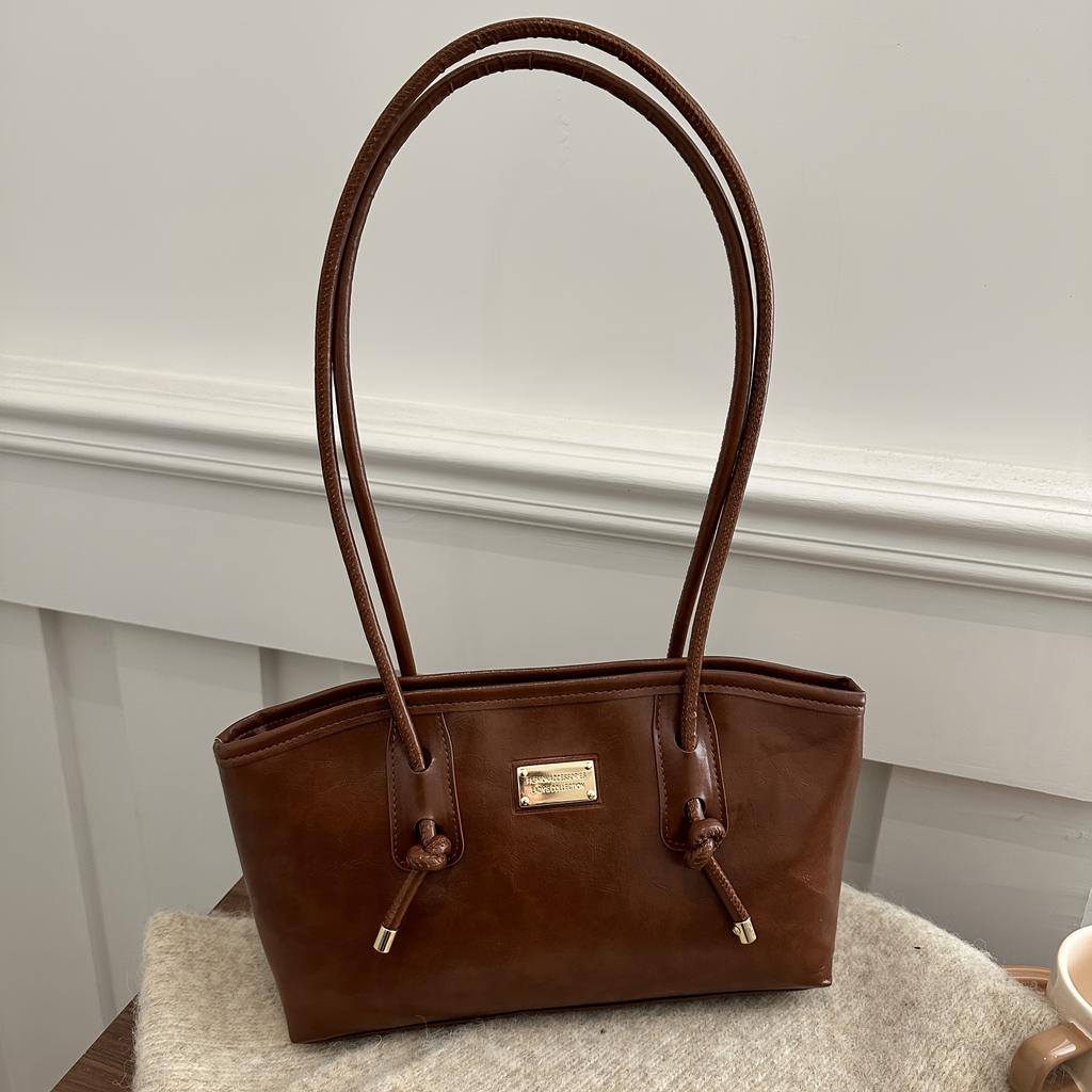 A Women'S Shoulder Bag That Can Be Carried Under The Arm, Featuring a Stylish, Vintage, Casual, And Versatile Design That Is Simple