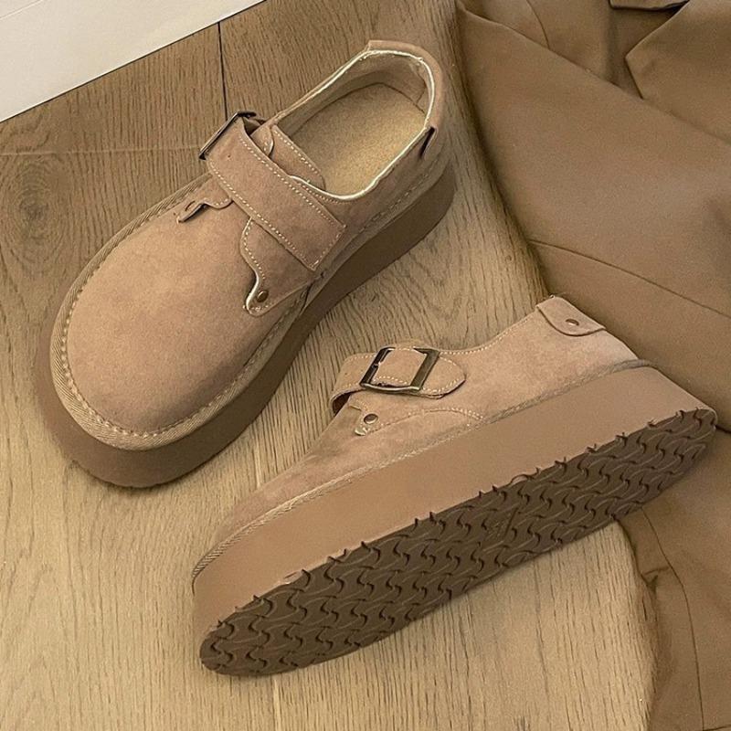 Retro women's autumn new models are trendy with thick soles and soft soles