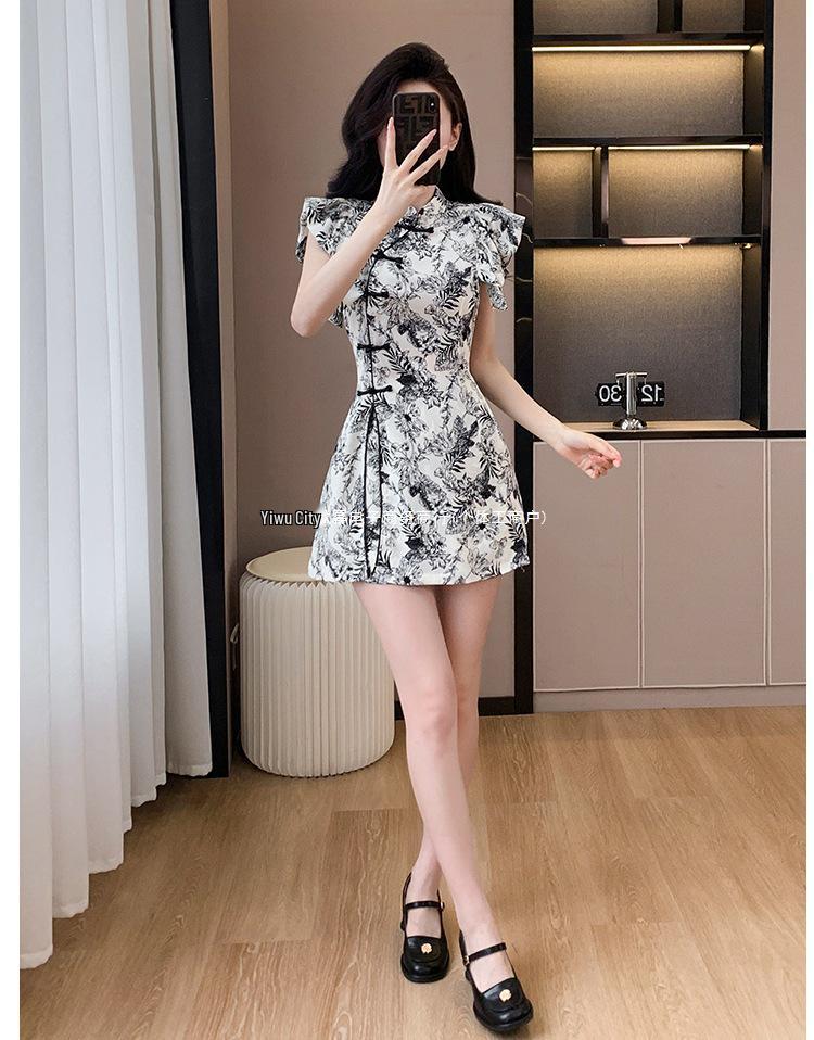 Conjunto de dos piezas de verano para mujer con diseño europeo, top con botones de rana y abertura, y pantalones cortos