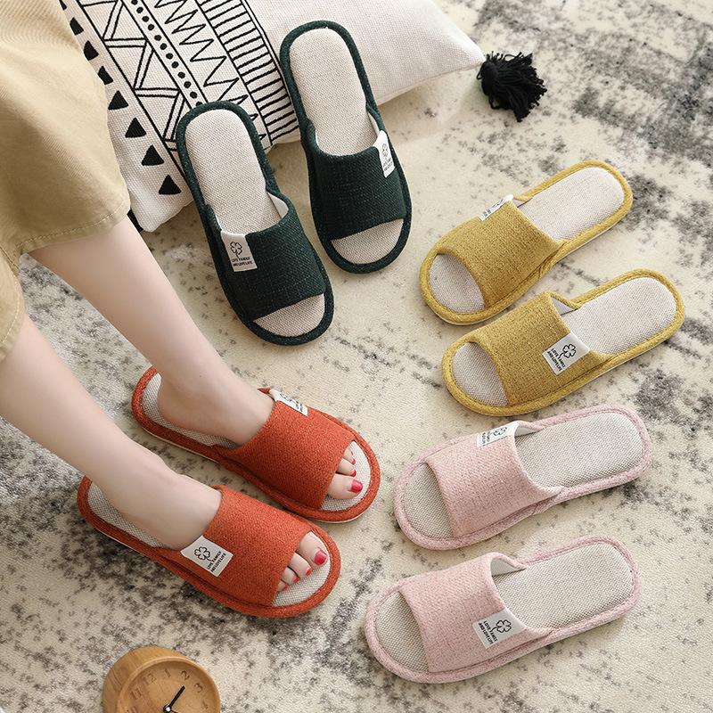 Nowe buty domowe i kapcie do użytku domowego są antypoślizgowe