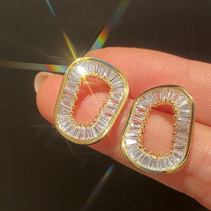 

2026 New Fashionable Ladies Design Earrings Inlaid with Crystal Diamonds Shining Personality Irregular Geometric Zircon