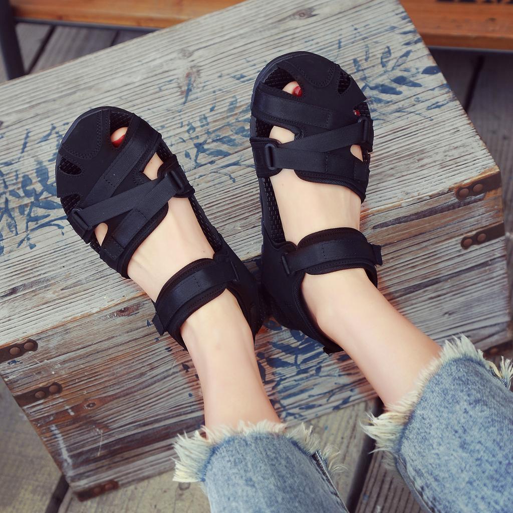 Women Sandals 2025 Trending Luxury Sandals Summer Flat Beach Platform Shoes for Women Lightweight Baotou Women Shoes