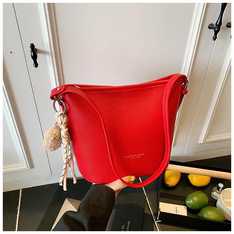 Simple and large-capacity commuter bucket bag women's new pendant bag popular single shoulder fashion messenger bag tide