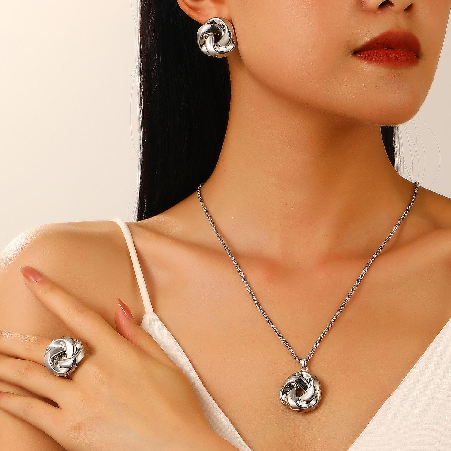 

Элегантный комплект из ожерелья, серег и кольца в европейском и американском стиле для ежедневного ношения