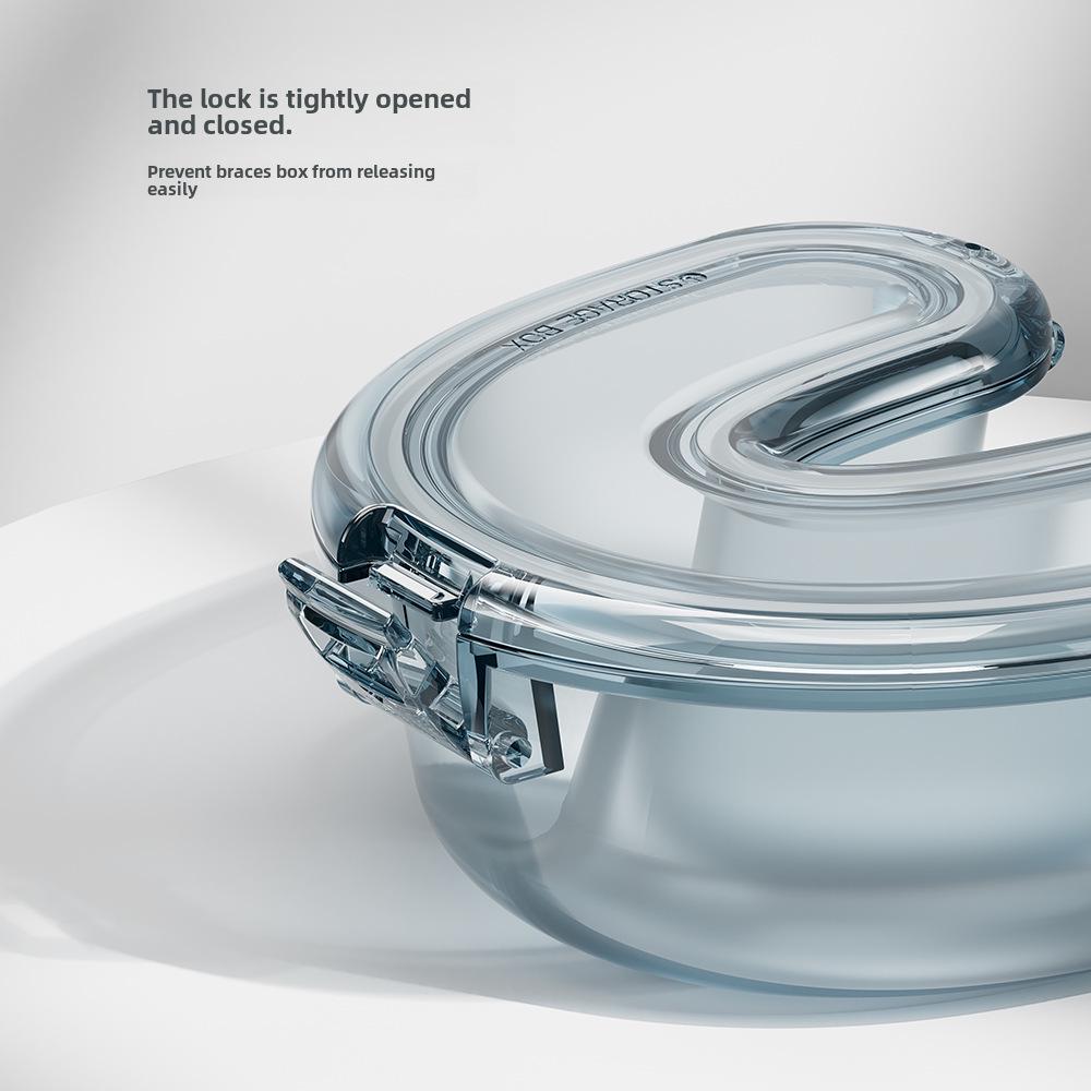 Neviditelný ortodontický držák a schránka na protézy se zámkem