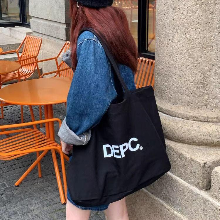 

New Korean versatile highvalue letter shoulder bag fashionable niche simple largecapacity commuter tote bag чорний