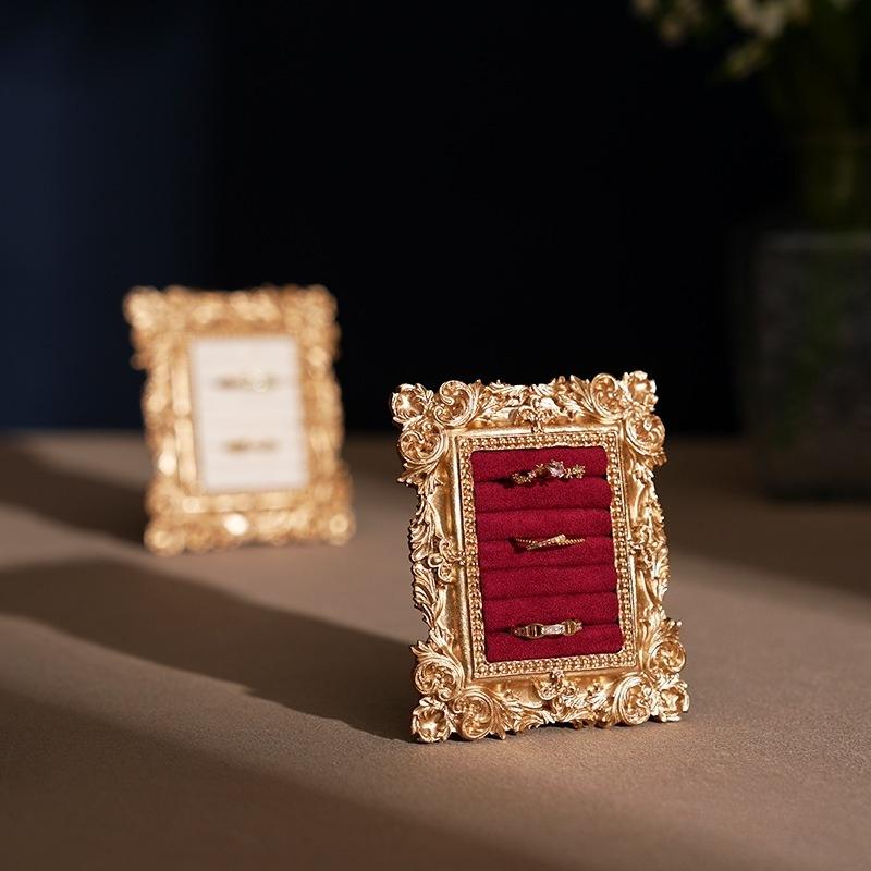 Antiker barocker geprägter Rahmen Schmuck-Ausstellungsständer Samtausgekleidetes Ringaufbewahrungsfach Antikgoldener Schmuckorganisator Fotografie-Requisite Für Geschäft