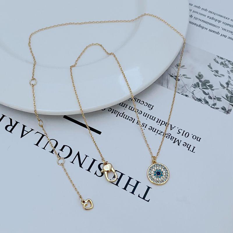 

Элегантный набор круглых металлических серег-гвоздиков и ожерелья с инкрустацией цирконами