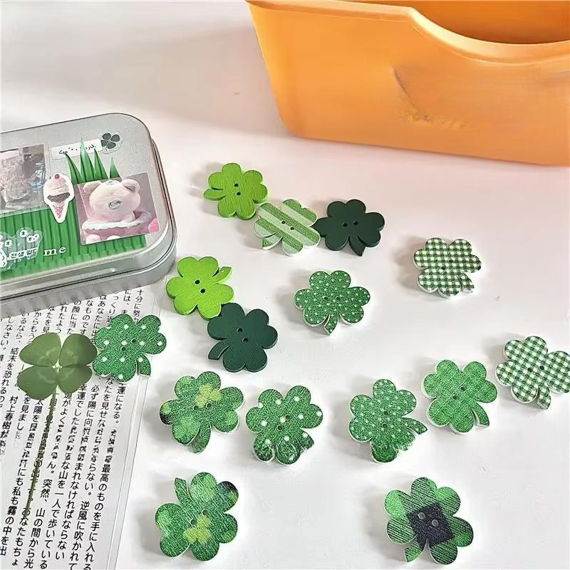 50 szt. Japońskie Retro Wczesny Styl Zielona Koniczyna Drewniane Guziki Odzież Szycie dla Dziecka Kobiety Okładka Notatnika Dziennika DIY Deco Patch