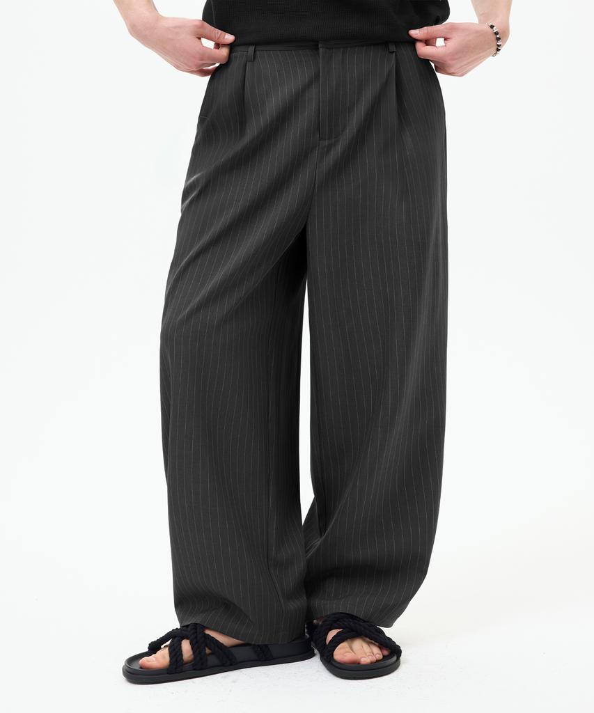 TRILLION One-Pleat Stripe Button Strap Wide Slacks [Charcoal]