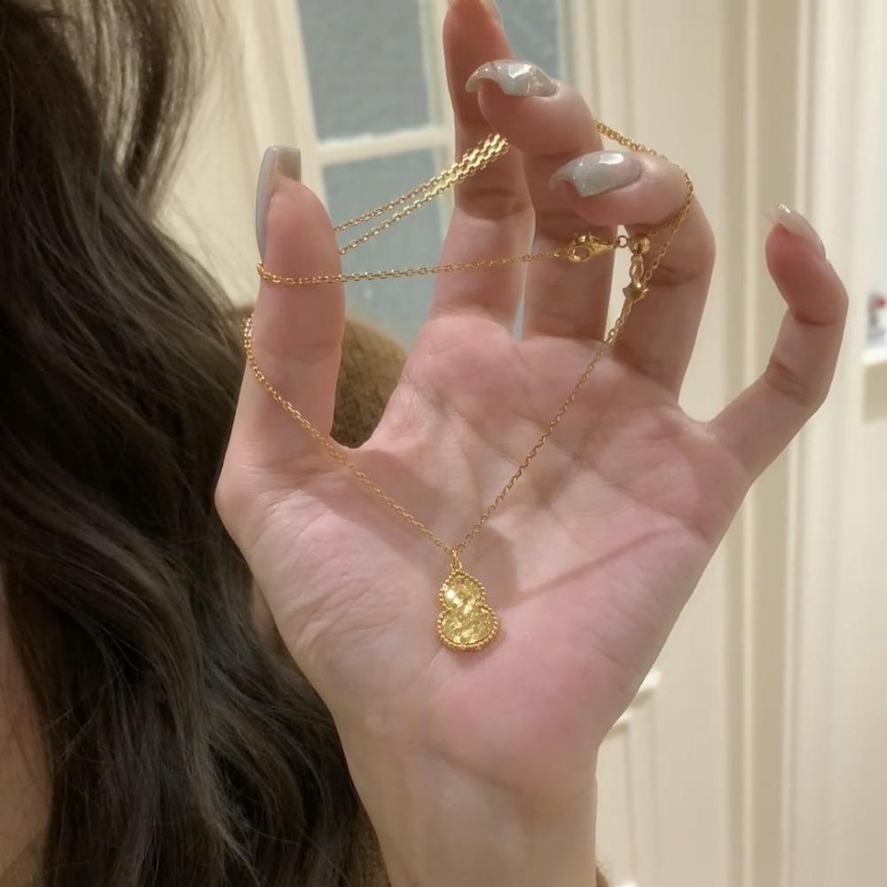 

Elegant Ice Crystal Dragon Scale Gourd Pendant Necklace Minimalist Luxury Chinese Style Women Jewelry