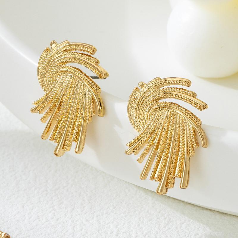Unique Metal Twist Geometric Big Stud Earrings for Women New Fashion Romantic Gold Color Earrings Jewelry Valentine's Day Gifts