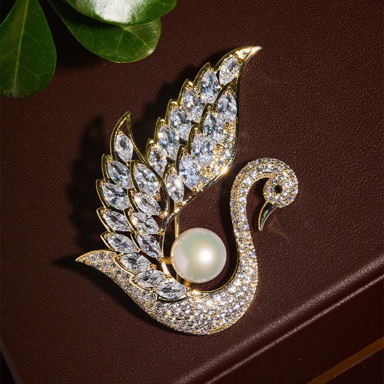 Swan brooch, high-end women's luxury pearl temperament brooch, new niche high-end pin, suit and accessories