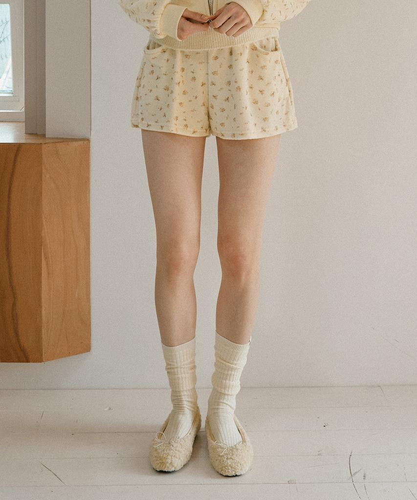 LETTER FROM MOON Signing Flower Velour Shorts (Ivory)