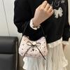 Nischen-Damentaschen mit Kontrasten, neue modische Messenger Bags mit süßer Schleife, süße und coole Babes, tragbare Halbmondtaschen.